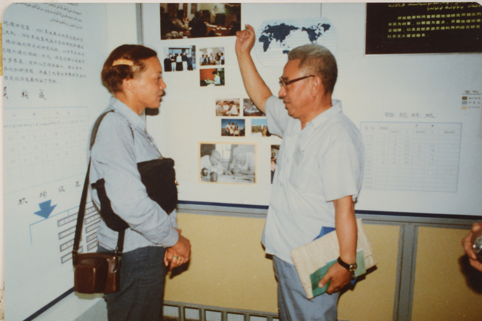 法国兰斯大学教授、联合国环境开发总署主席梅 查·莫妮卡来所访问（1983年）